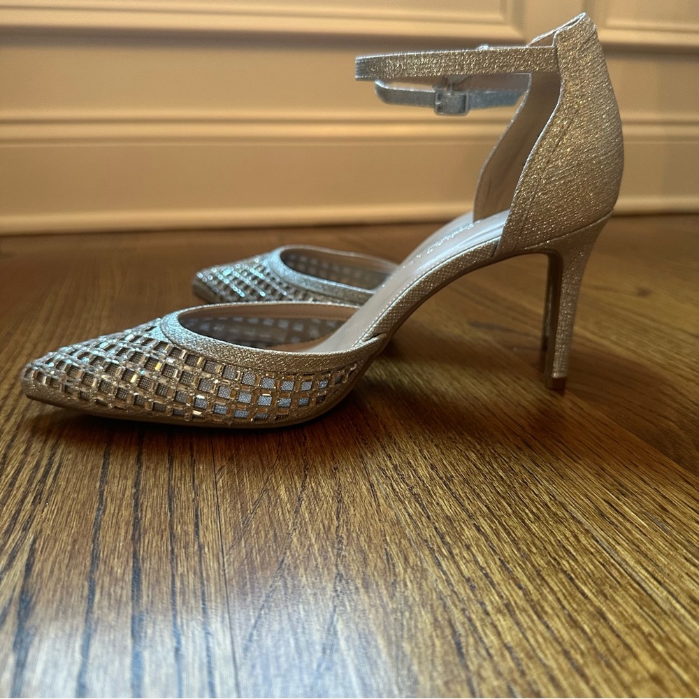 Kelly & Katie Heals with a Beautiful Sparkly Crystal Design. Like new. Size 9.5. - Picture 7 of 10